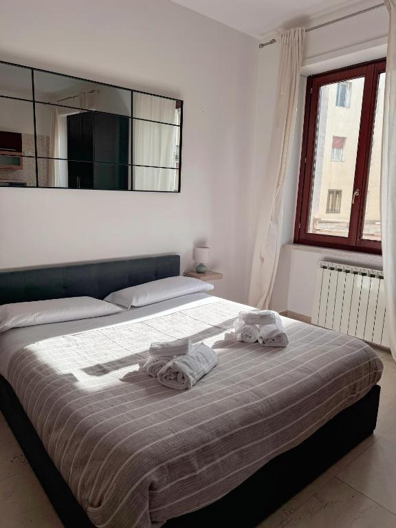 a bedroom with a bed with towels on it at B&B 31 mt dal Duomo in Benevento