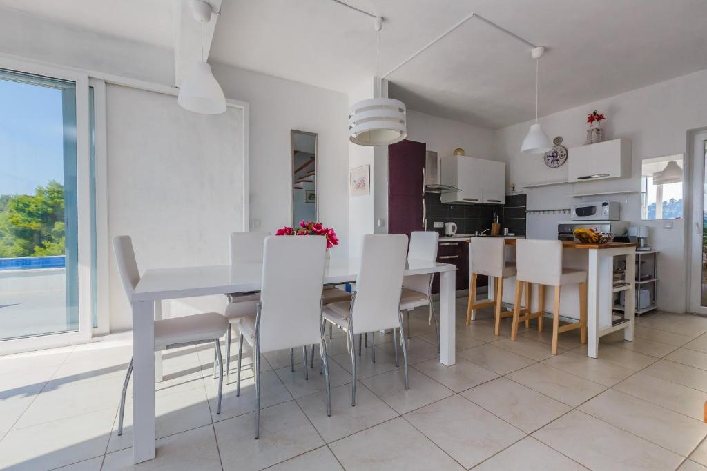 Kuchyň nebo kuchyňský kout v ubytování Villa Casabianca