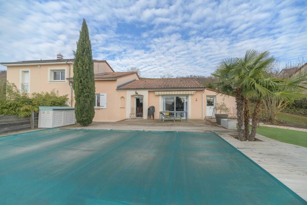a house with a swimming pool in front of a house at Maison Grillon - Maison proche de Vichy avec piscine in Abrest