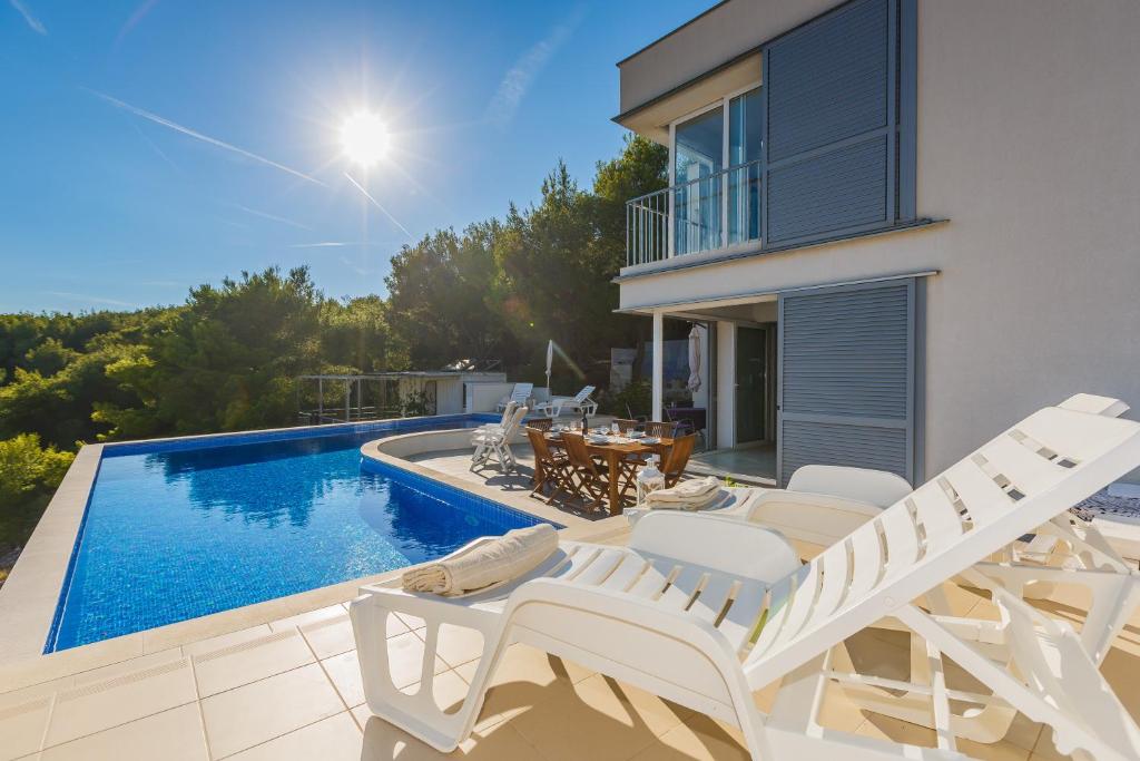 Bazén v ubytování Villa Casabianca nebo v jeho okolí