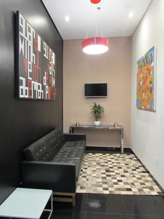 a waiting room with a couch and a table at Hotel Urbis a 10 minutos Rua 25 de Março, Brás,Bom Retiro,a 2 minutos do Mirante Sampa Sky in São Paulo