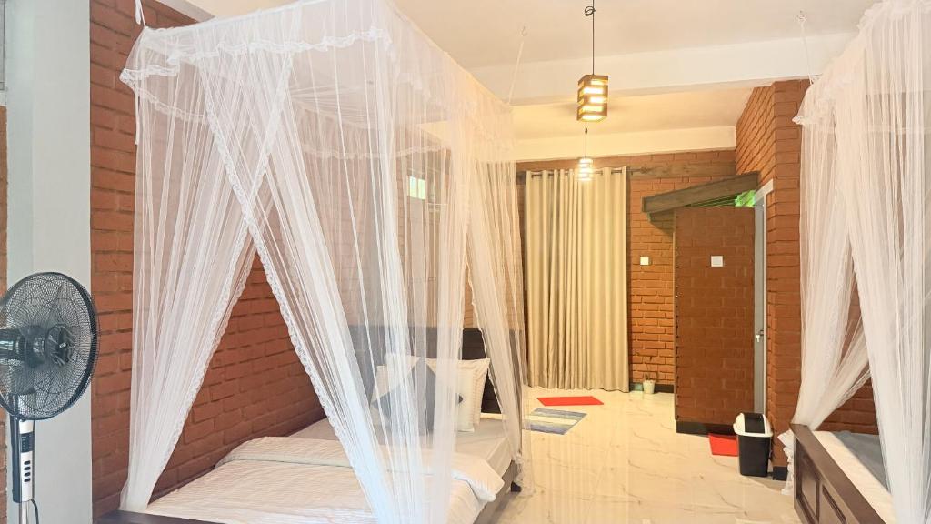 a bedroom with a bed with mosquito netting at Evergreen Cottage in Ella