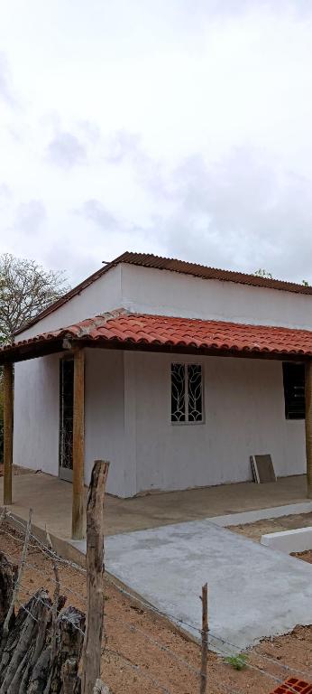 a small white house with a red roof at Casa Para Carnaval de Aracati in Aracati