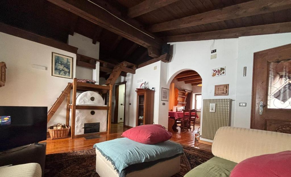 a living room with a couch and a table at La Mansarda di Laura a Danta in Danta