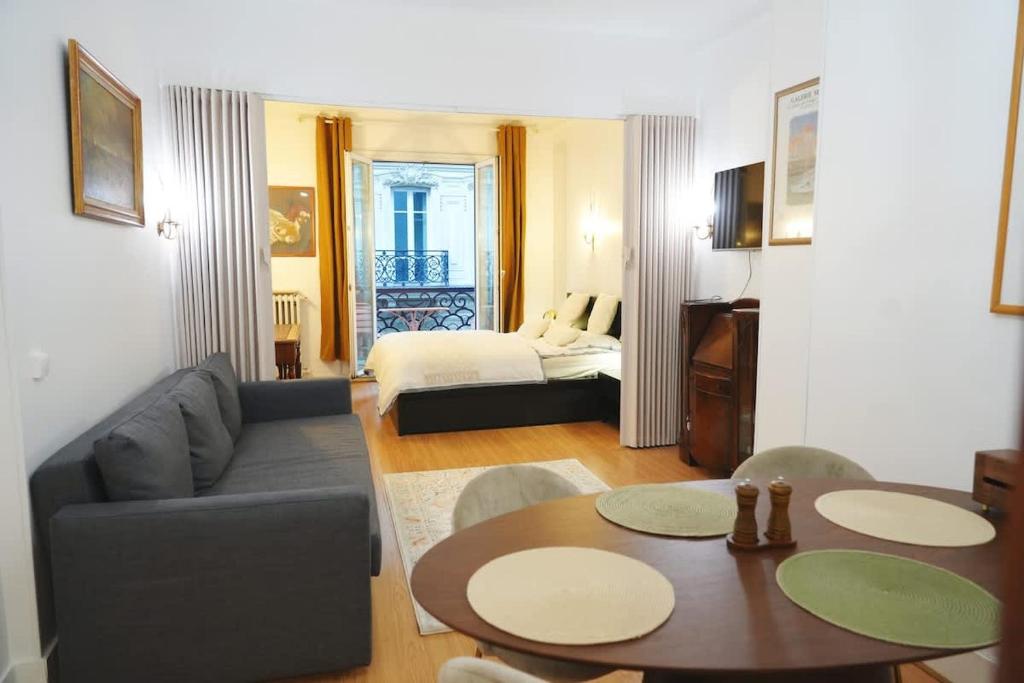 Elegant Vintage Apt with Balcony Opéra Madeleine
