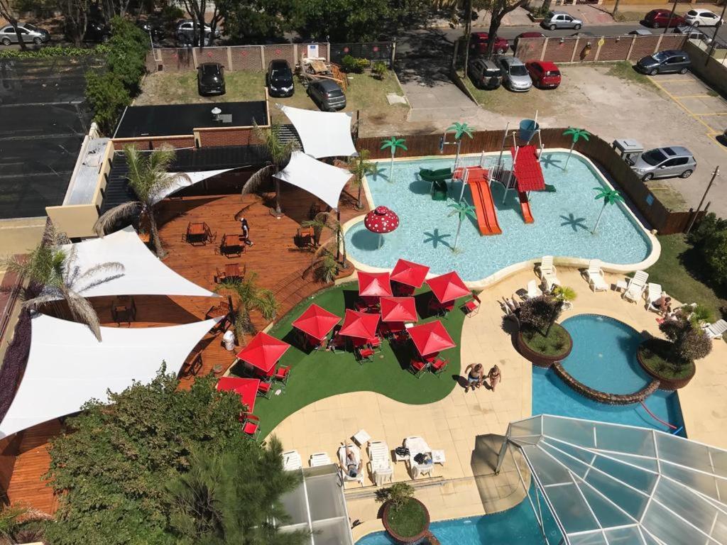 Draufsicht auf einen Swimmingpool in einem Ferienresort in der Unterkunft Hotel Chiavari in San Bernardo