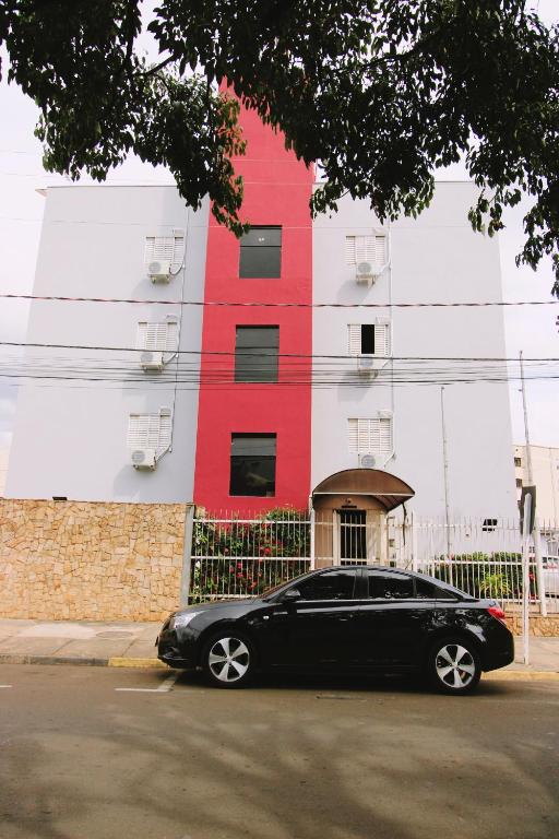 a black car parked in front of a building at Central Park Hotel São Carlos - Fácil Acesso USP e Industrial - Ar condicionado in São Carlos