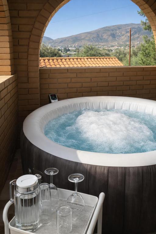a jacuzzi tub with a view of a mountain at Hotel Flamora-Valle de Guadalupe in Francisco Zarco