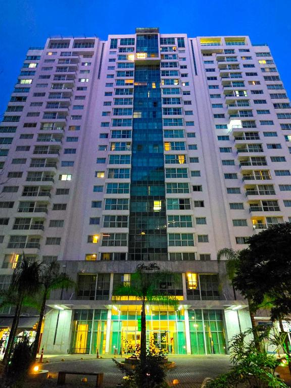 a large building with lights in front of it at Confortável Flat em Brasília-BR in Brasília
