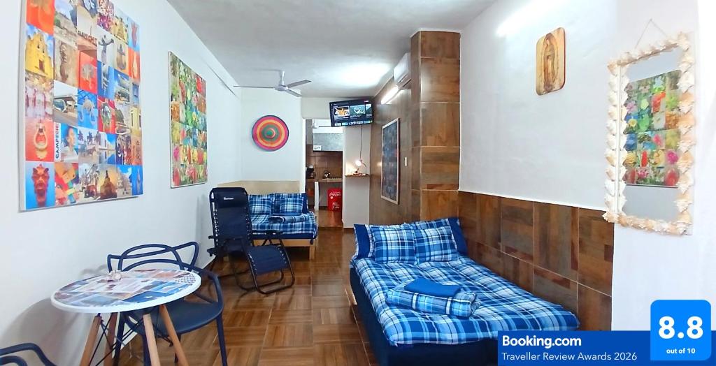 a living room with a couch and a table at Casa Del Chef Lupita in Campeche