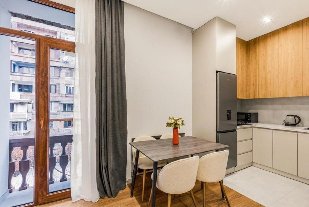 امکانات Stylish 2 Bedroom! French Balcony! City Center! - تصویر ۴
