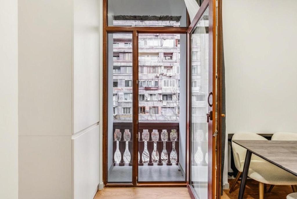 لابی و فضای عمومی Stylish 2 Bedroom! French Balcony! City Center! - تصویر ۵