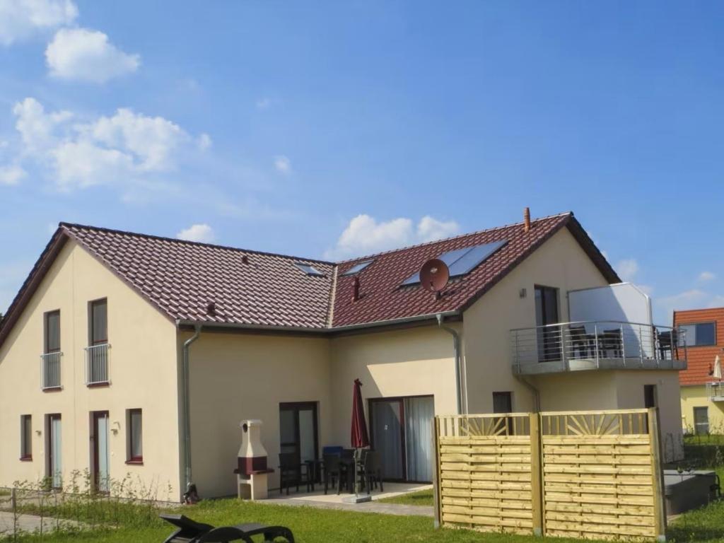 a house with a fence in front of it at Casa Leonardo in Göhren-Lebbin
