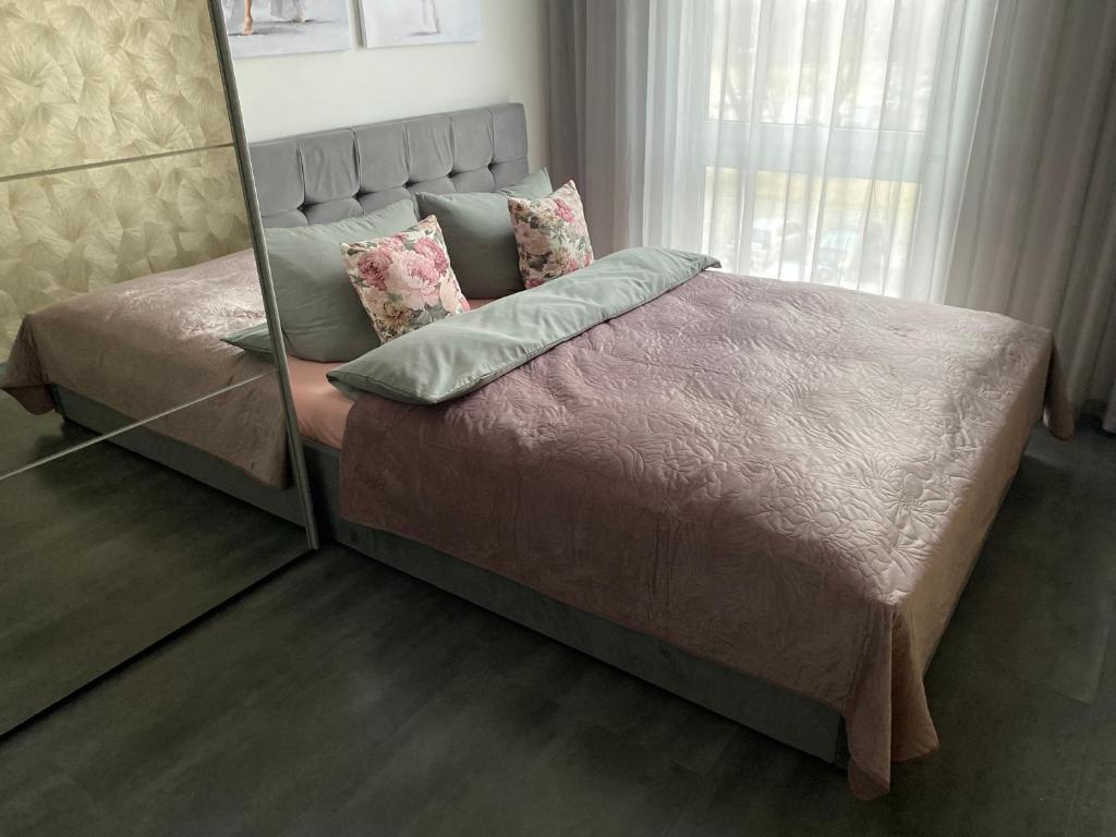 a bedroom with a large bed with a mirror at CentralPark in Kostrzyn nad Odrą