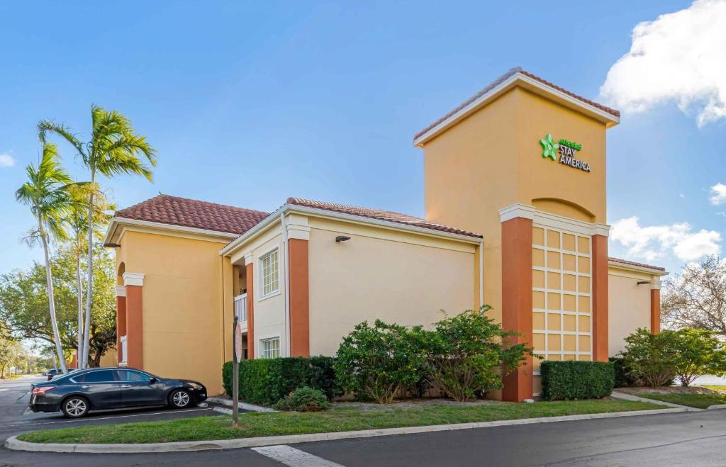 a hotel with a car parked in front of it at Extended Stay America Suites - Boca Raton - Commerce in Boca Raton