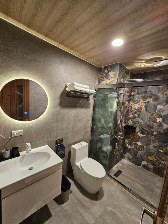 un bagno con WC, doccia e lavandino di meet happiness a Hsia-pu-hsia