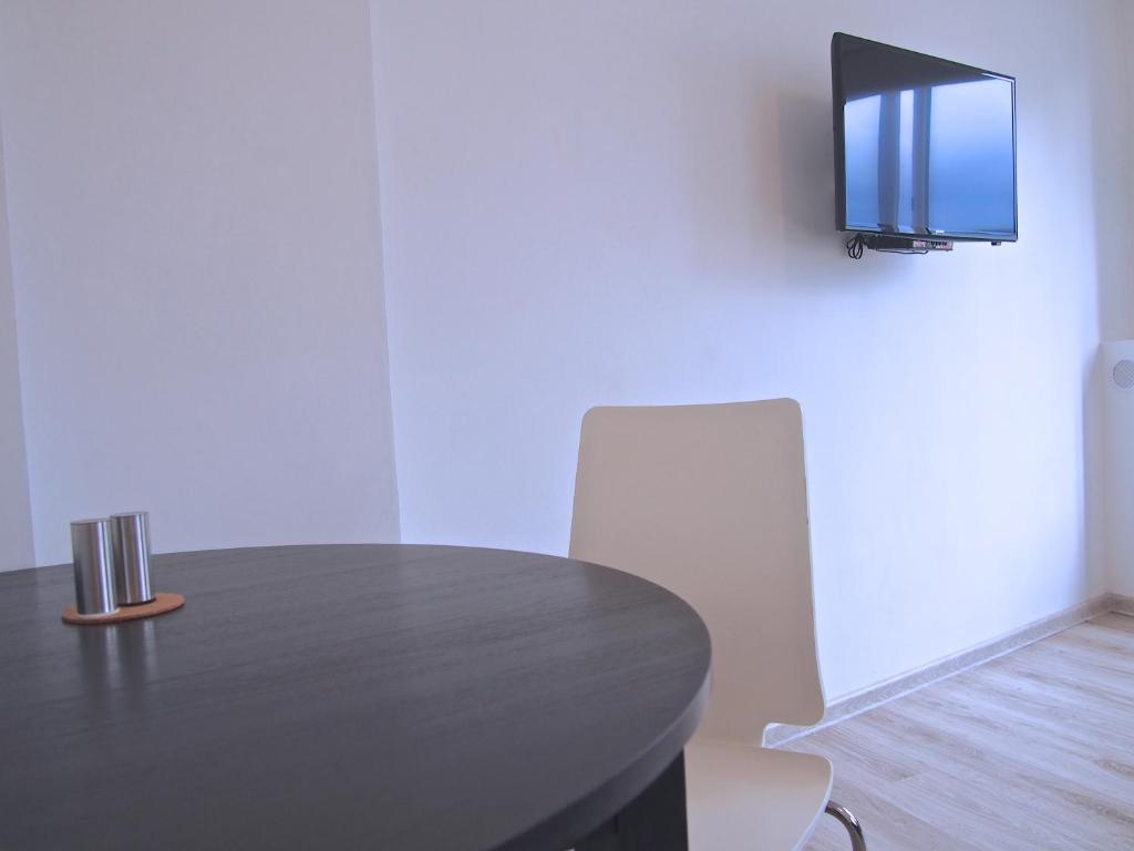 Televízia a/alebo spoločenská miestnosť v ubytovaní Royal Way Snug - Old Town