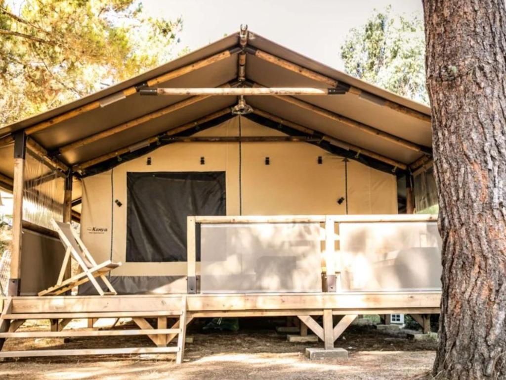 Tente Lodge avec Terrasse - 5 Pers, 2 Ch, Réfrigérateur - API-1-52-1658