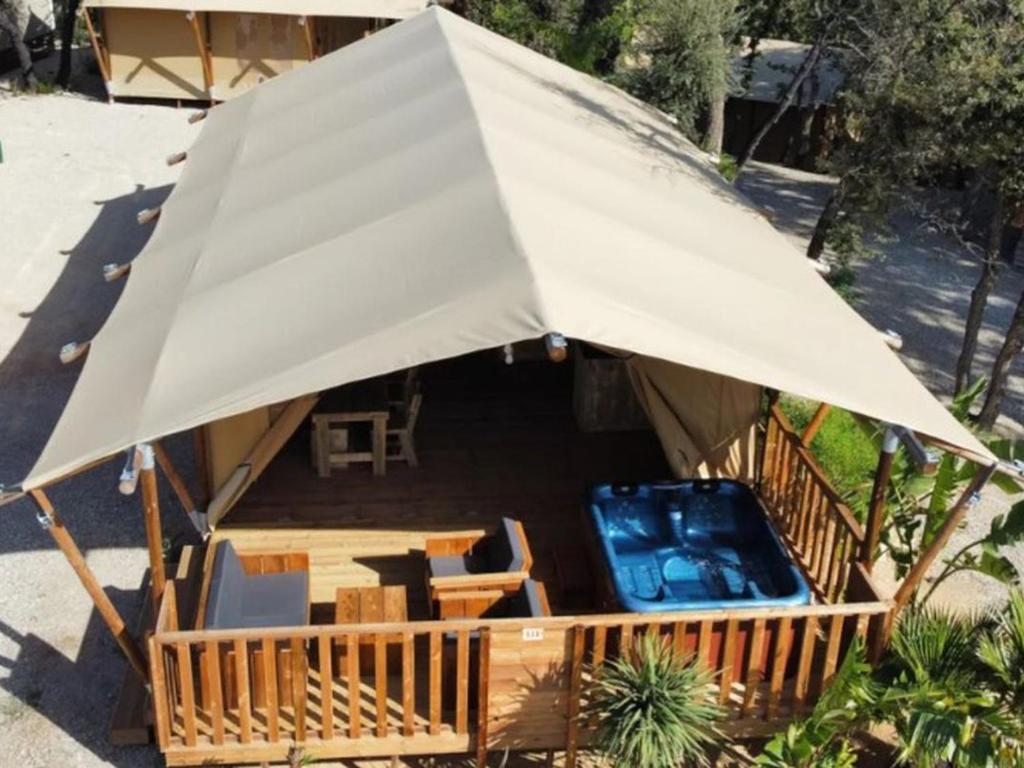 Tente Lodge avec Terrasse et Jacuzzi, 6 Personnes - API-1-52-1705