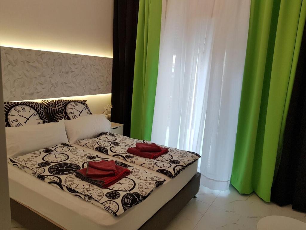 - une chambre avec un lit et des serviettes rouges dans l'établissement Laura Aristotelous Square Apartment, à Thessalonique