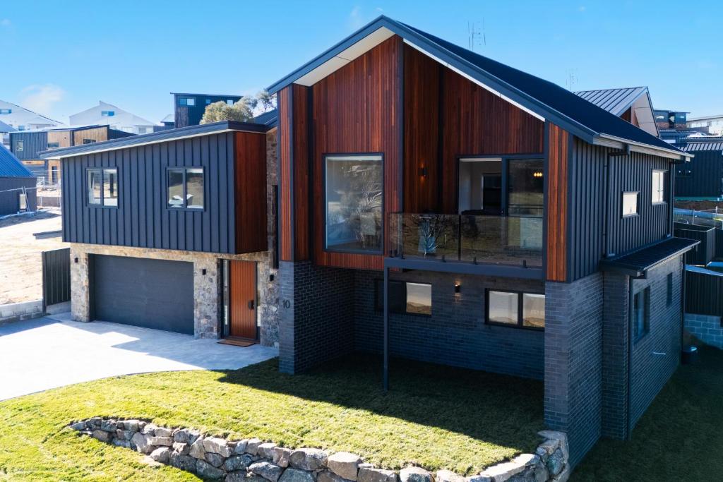 a contemporary house with wood and brick at Rawson Retreat - Spa, EV outlet and Premium Luxury in Jindabyne