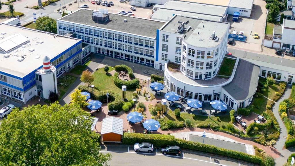 an overhead view of a building with a courtyard with umbrellas at DLRG Tagungszentrum Hotel Delphin in Bad Nenndorf