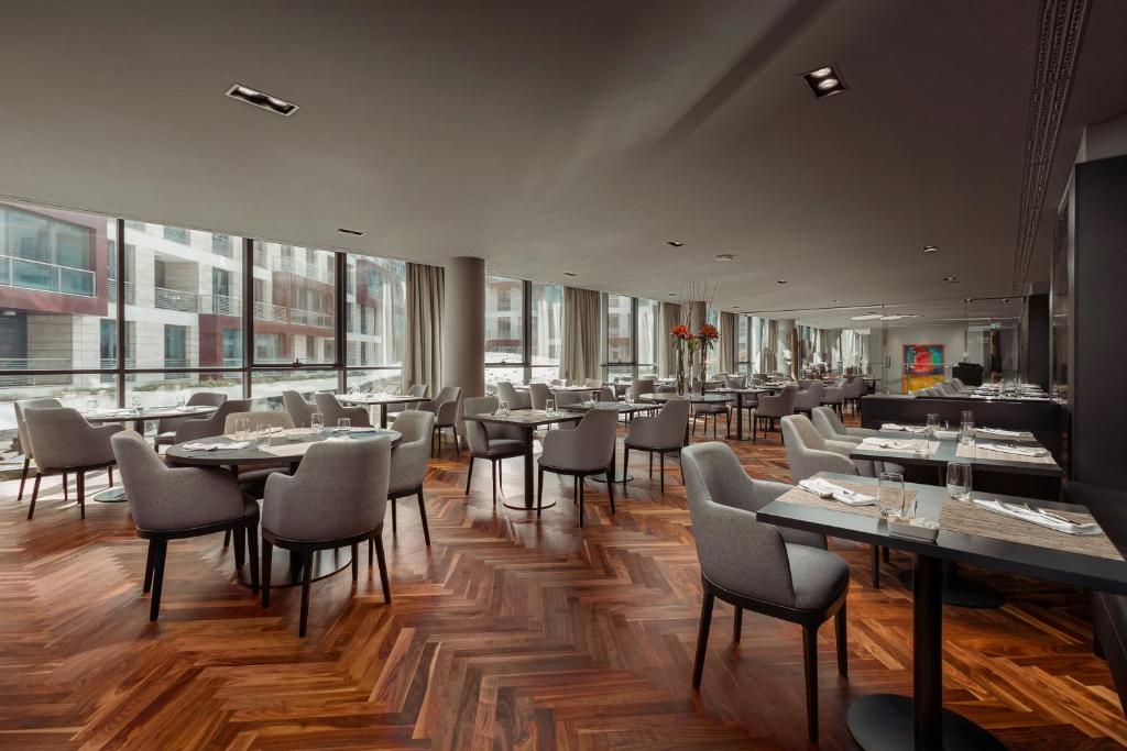 Restaurace v ubytování Crowne Plaza Podgorica by IHG