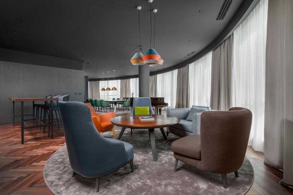Posezení v ubytování Crowne Plaza Podgorica by IHG