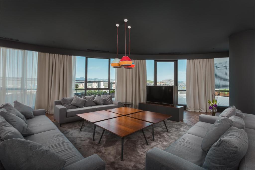 Posezení v ubytování Crowne Plaza Podgorica by IHG