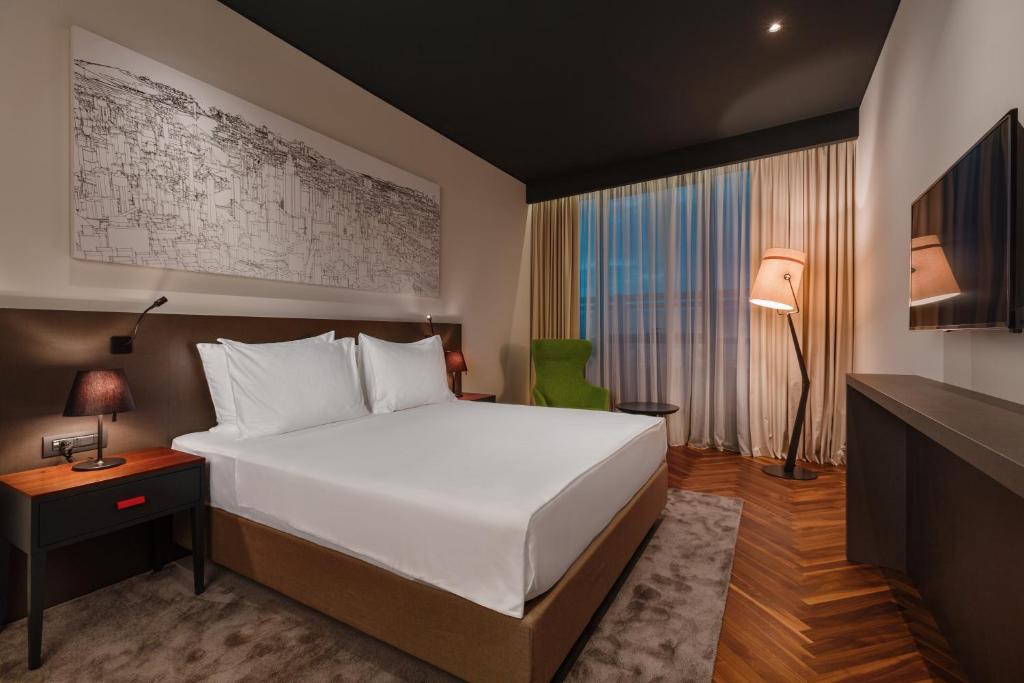 Postel nebo postele na pokoji v ubytování Crowne Plaza Podgorica by IHG