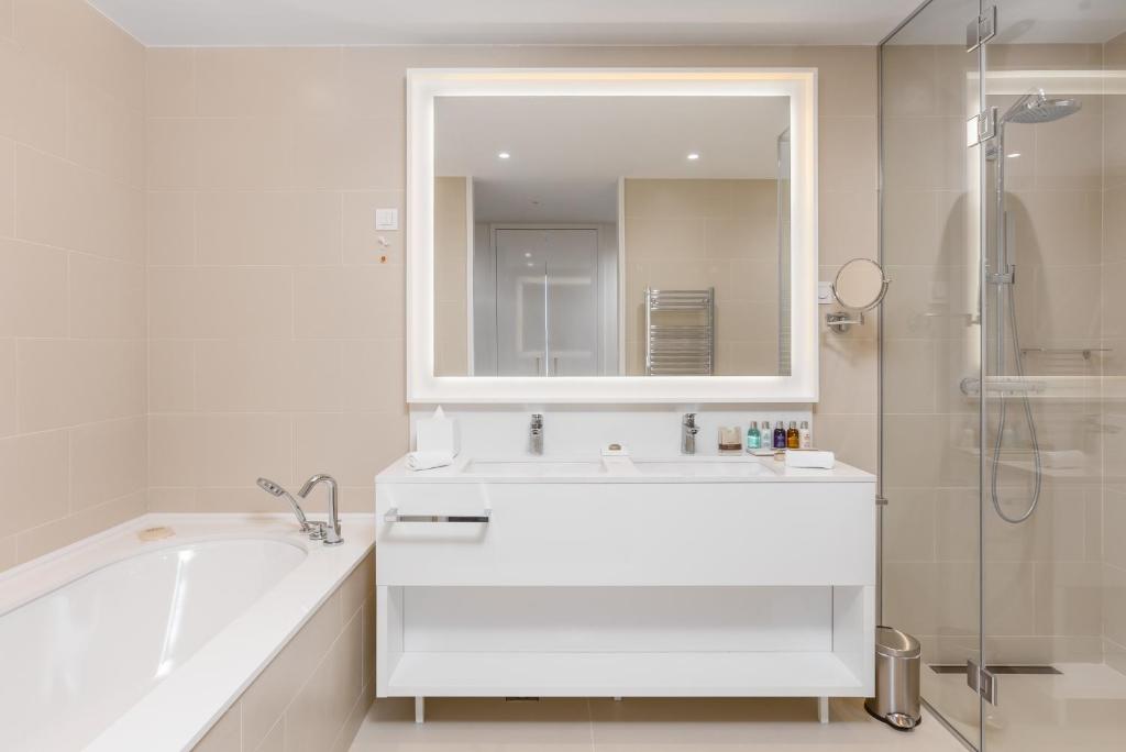 Koupelna v ubytování Crowne Plaza Podgorica by IHG