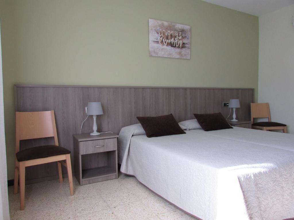 Postel nebo postele na pokoji v ubytování Hostal Can Bassalis