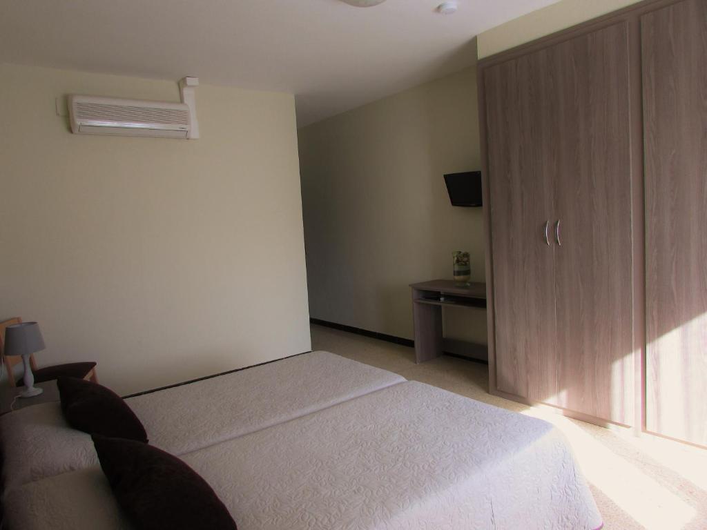 Postel nebo postele na pokoji v ubytování Hostal Can Bassalis