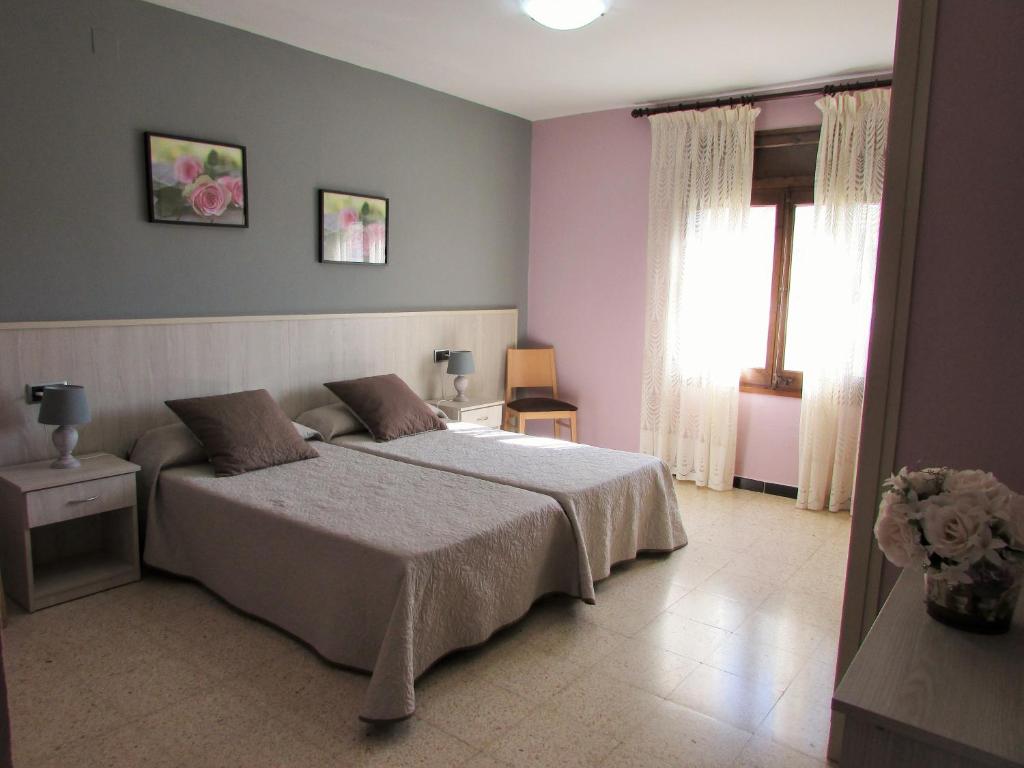 Postel nebo postele na pokoji v ubytování Hostal Can Bassalis
