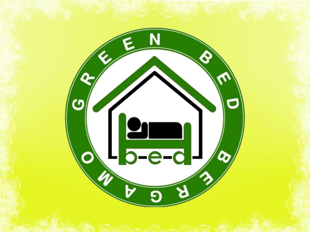 un cartel verde y blanco con un camión en una casa en Green Bed Bergamo Guest House & Residence, en Bérgamo