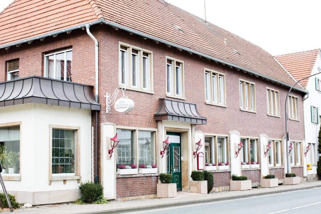 un bâtiment en briques avec des drapeaux américains devant lui dans l'établissement Haus Hilckmann, à Hörstel