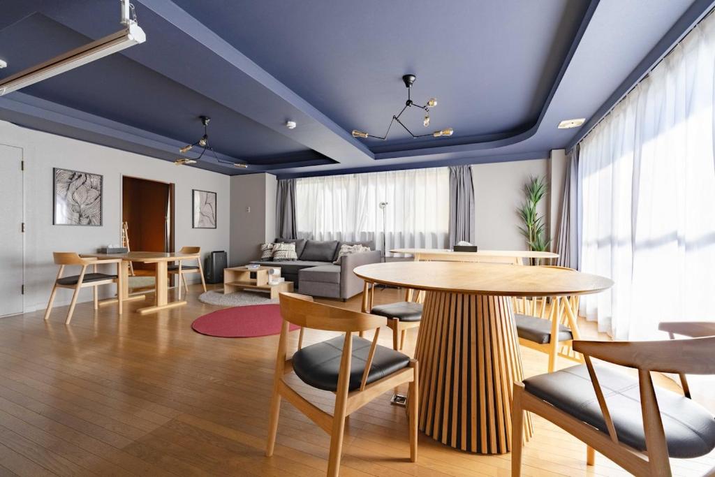 a living room with tables and chairs and a couch at LINKAGE STAY Chitose Funabashi in Tokyo