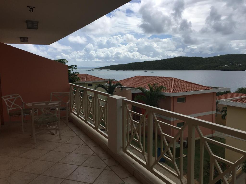 een balkon met stoelen en uitzicht op een meer bij Villa 2302 Costa Bonita Beach Resort in Culebra