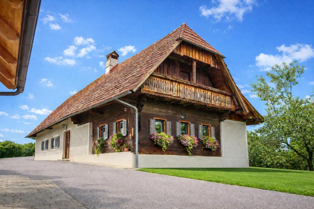 a house with flowers on the side of it at Winzerhaus am Eichberg in Leutschach