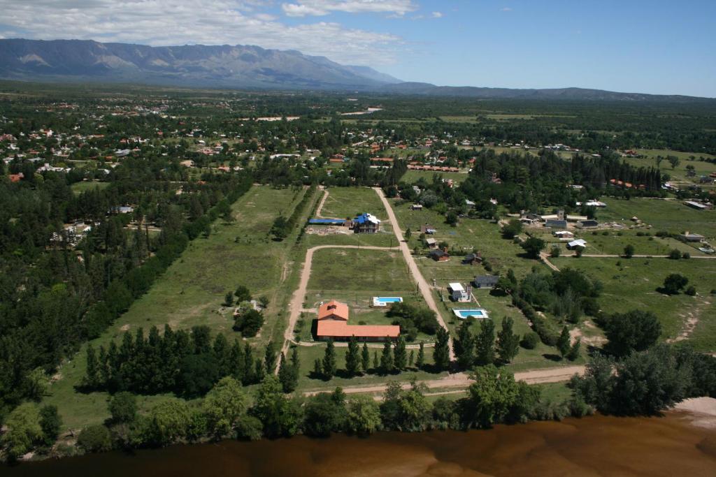 una vista aérea de un gran parque con árboles en Atahualpa mi Posada en Mina Clavero