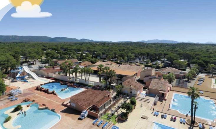 an aerial view of a resort with two pools at Mobil-home Oasis Village Club in Puget-sur-Argens