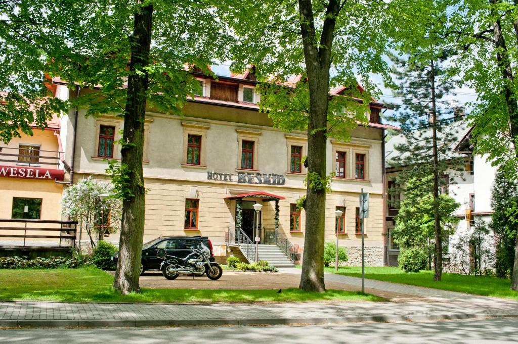 um carro estacionado em frente a um edifício em Hotel Beskid em Bielsko-Biala