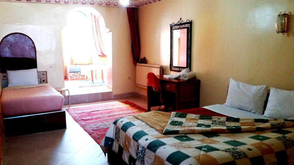 Postel nebo postele na pokoji v ubytování Ksar Timnay Hotel