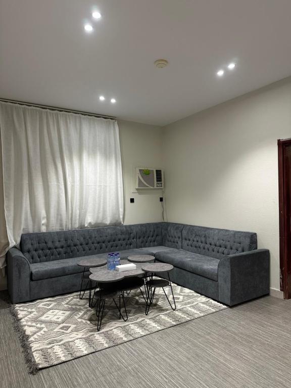 a living room with a couch and a table at الملاذ الهادي in Al-ʿUla