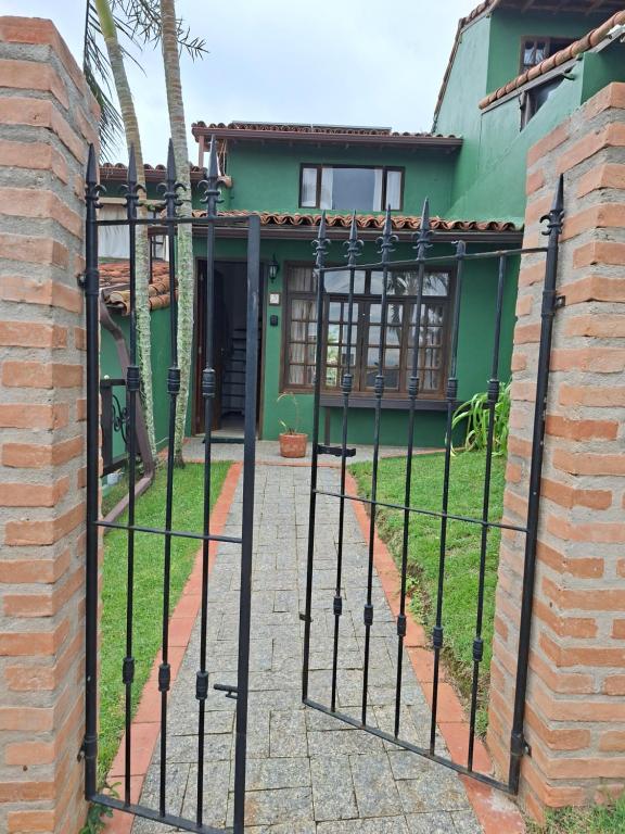 a gate in front of a house with a yard at Búzios Casa n# 3 in Búzios