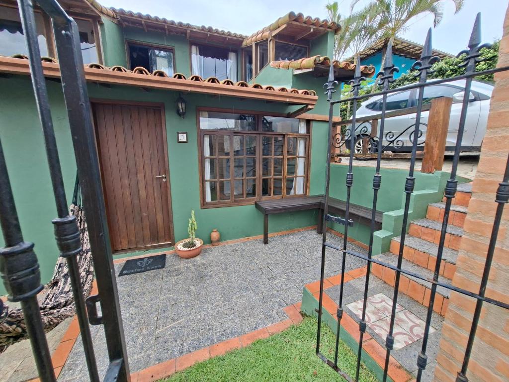a house with a gate and a house with a car at Buzios Casa n#1 in Búzios