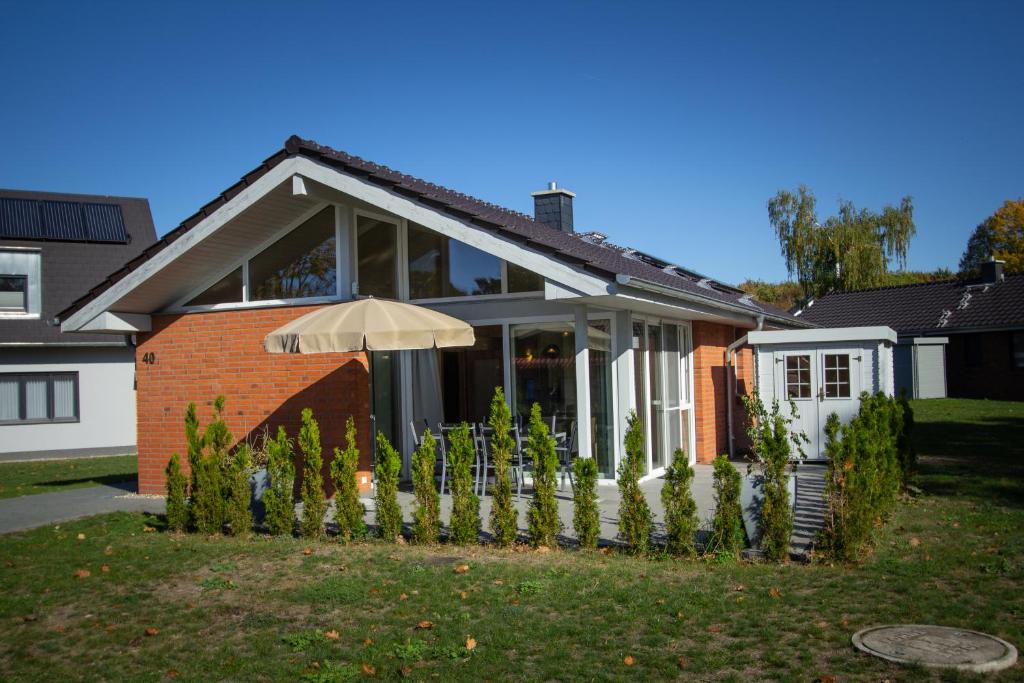 a house with an umbrella in the yard at Patryzia in Lenz