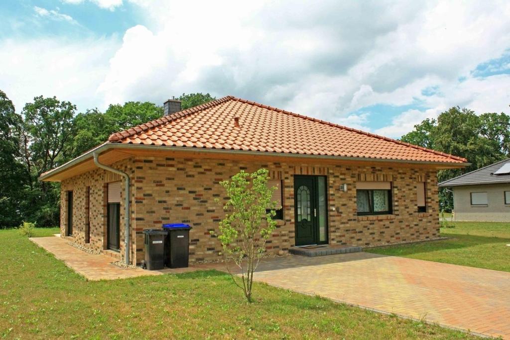 a small brick house with a red roof at Peter in Lenz