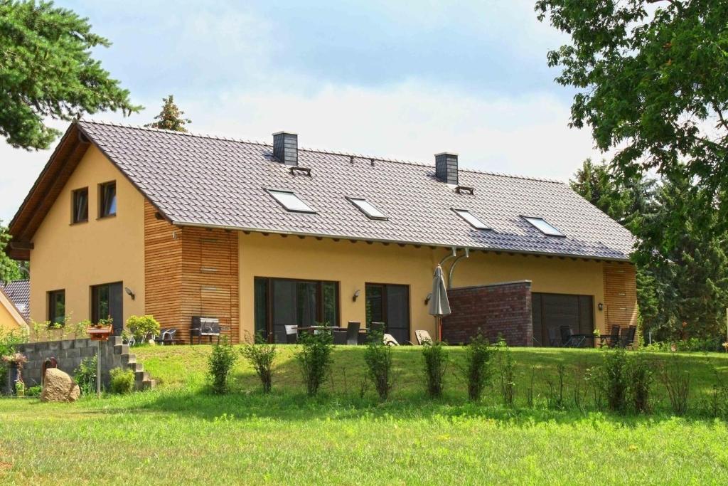 a house with solar panels on the roof at Aga Seeromantik Ben in Lenz