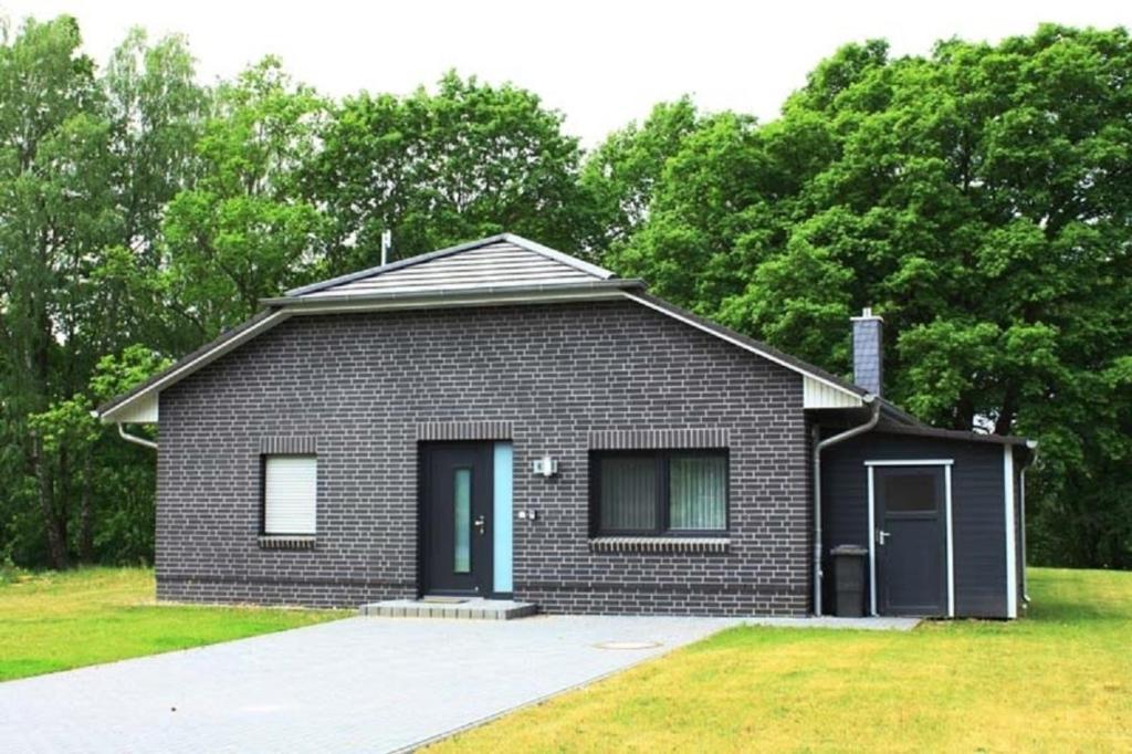 a small brick house with a blue door at Valentina in Lenz